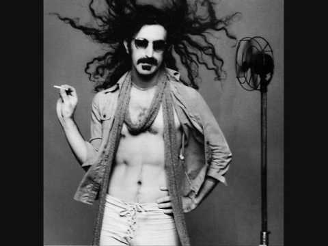 Frank Zappa, eccentrico artista considerato uno di più grandi esponenti del Rock e generi affini, nonchè uno dei più grandi artisti di tutto il 900.