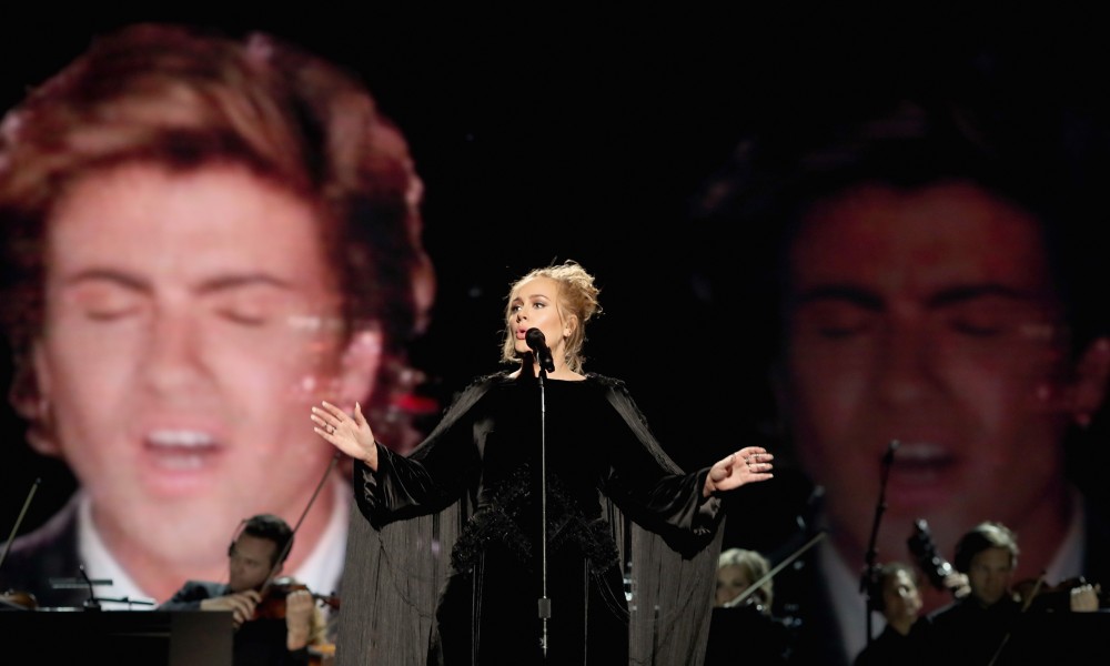 Adele omaggia George Michael cantando Fastlove