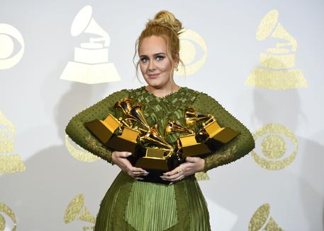 Adele, vincitrice indiscussa di 5 statuette ai Grammy Awards 2017