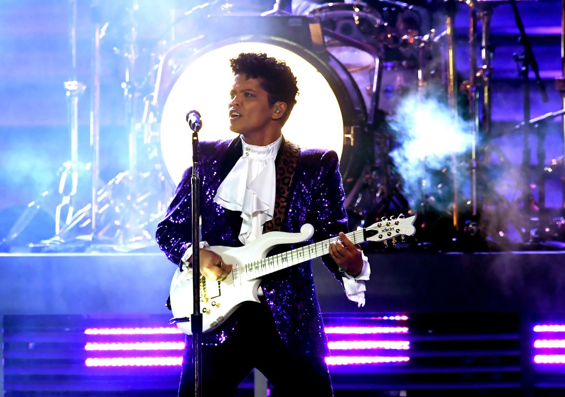 Bruno Mars omaggia lo scomparso Prince mettendosi nei suoi panni ed esibendosi in Let's Go Crazy