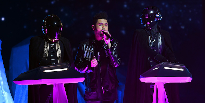 La performance di coppia dei Daft Punk e di Weeknd ai Grammy Awards 2017