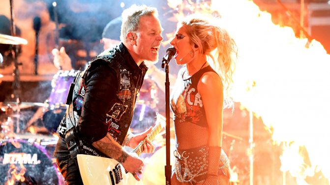 Lady Gaga e i Metallica si esibiscono insieme in un'inaspettata quanto spettacolare performance. 